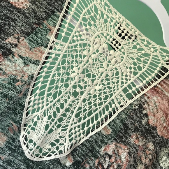 Rue 21 shawl - Picture 6 of 8